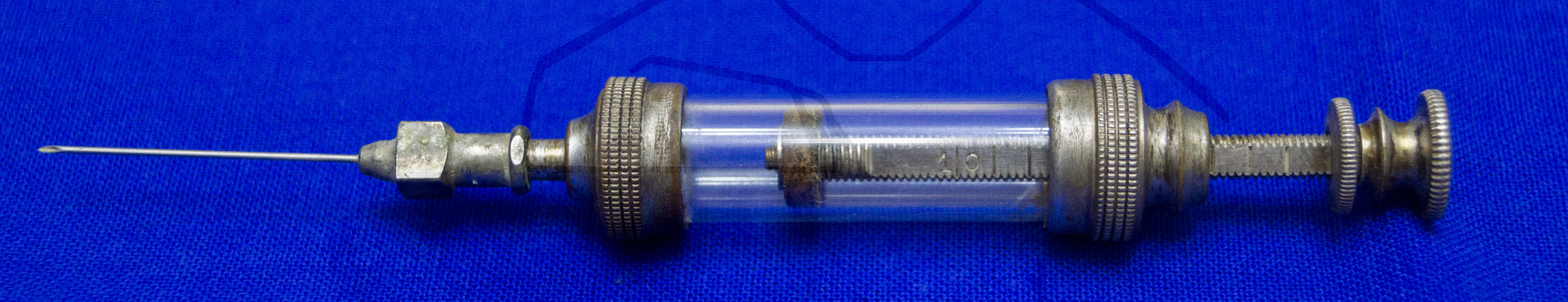 Spritze (Metall, Leder), Anfang der 1910'er Jahre, Spritze mit aufgesteckter Kanüle